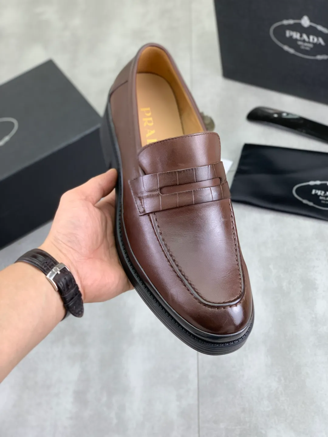 Men's shoes 💰P520 New PRADA Prada spring new casual leather shoes Original purchase, development and production Prada men's classic series, technical breathable fabrics with cowhide, casual sports shoes, casual shoes, sports dad shoes combine high-tech breathable materials and cowhide, P family exclusive button decoration on the side. The outsole is full of P italic design and bright colors to show vitality and continue the brand design inspiration. Stroll around the city lightly and feel free and comfortable. Delivered in exquisite packaging 🛍📦 ▪️Fabric: original customized calfskin with breathable material ▪️Inner lining: cowhide lining ➕cowhide feet ▪️Outsole: open-molded TPU rubber material ▪️Sole thickness: 3.5CM ▪️Size: Men's 38-45 black, brown color available
